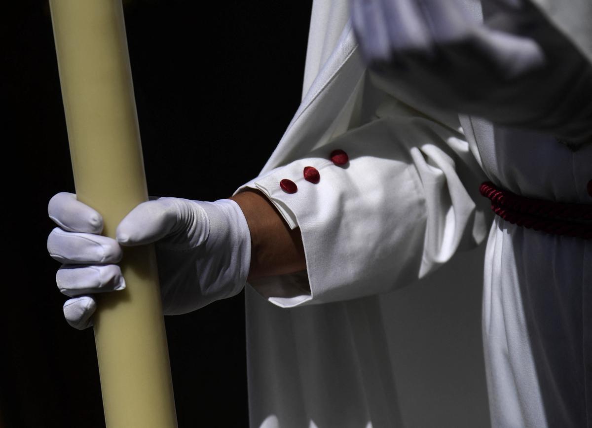 Penitentes de la hermandad de La Paz participan en la procesión del Domingo de Ramos en Sevilla