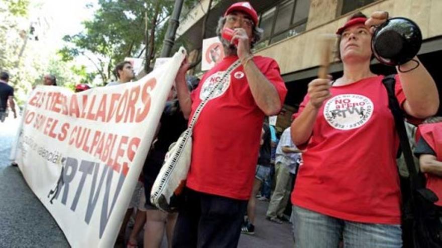 Los trabajadores de RTVV a huevazos contra el Consejo de Administración