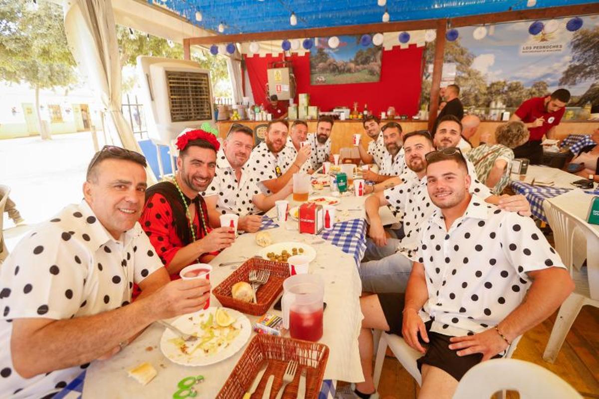 Un grupo de amigos en despedida de soltero en la Feria de Córdoba.