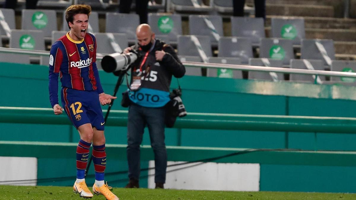 Riqui Puig, jugador del Barcelona, tras marcar el gol de penalti