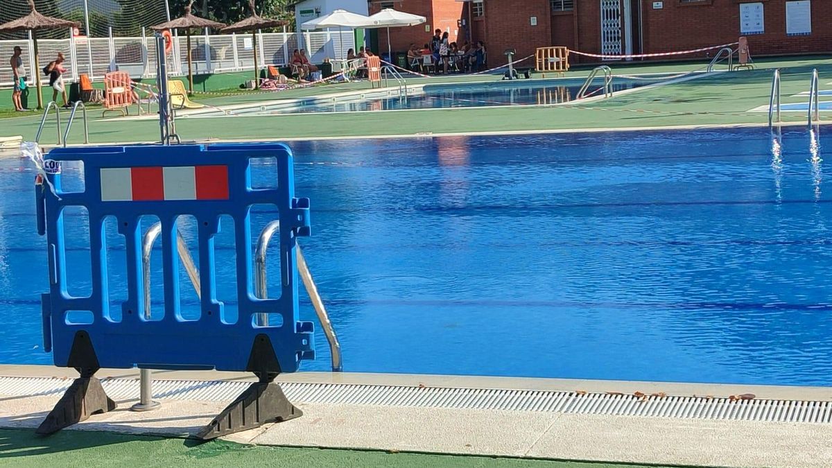 La piscina gran de Sant Joan de Vilatorrada aquesta tarda tancada
