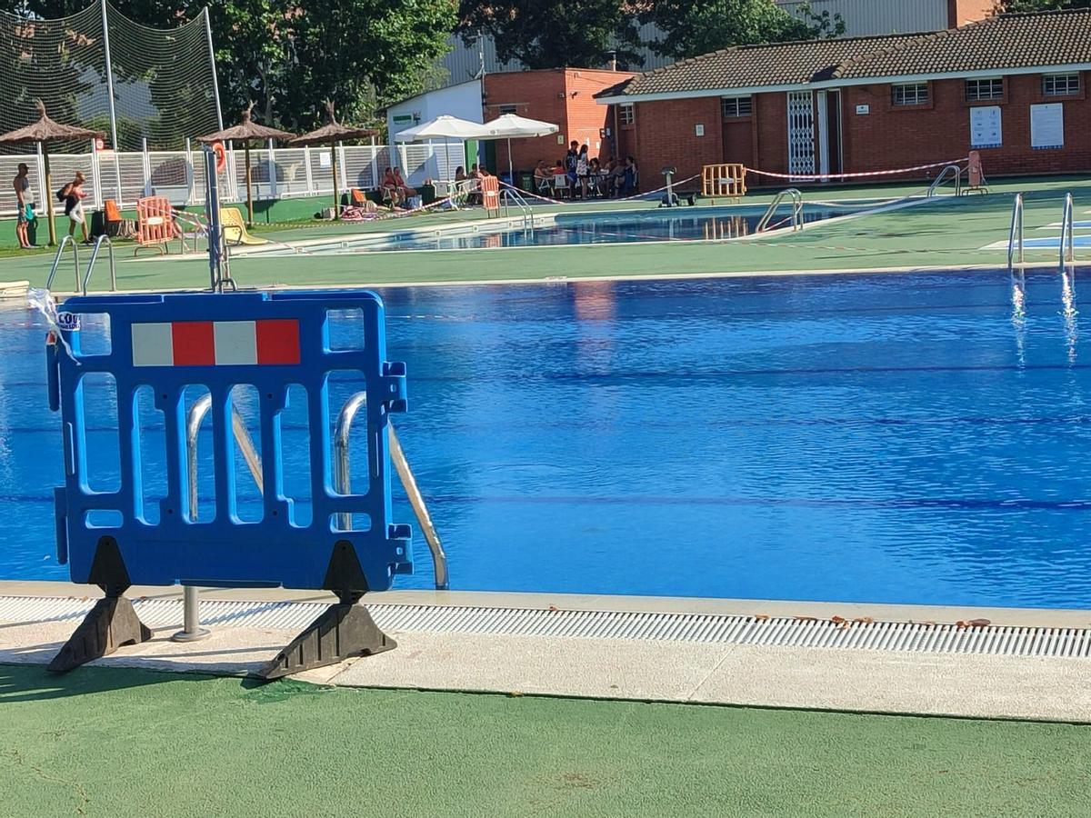 La piscina gran de Sant Joan de Vilatorrada aquesta tarda tancada