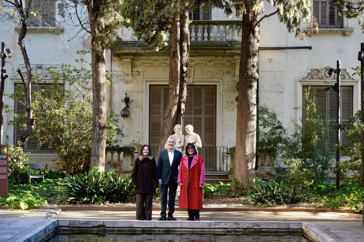 La consellera de Cultura, Sònia Hernández, el alcalde de Barcelona, Jaume Collboni y Judith Colell, presidenta d'Acadèmia del Cinema Català, en frente de la Torre Avenir de la finca Muñoz Ramonet este viernes 9 de enero.