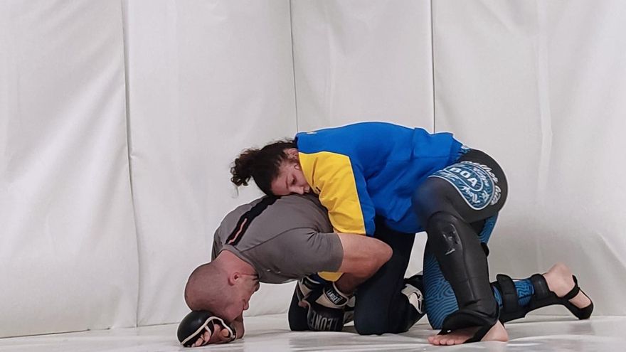 EN IMÁGENES: Así es Merche García, la quinceañera de Sariego que sueña con llegar a la UFC