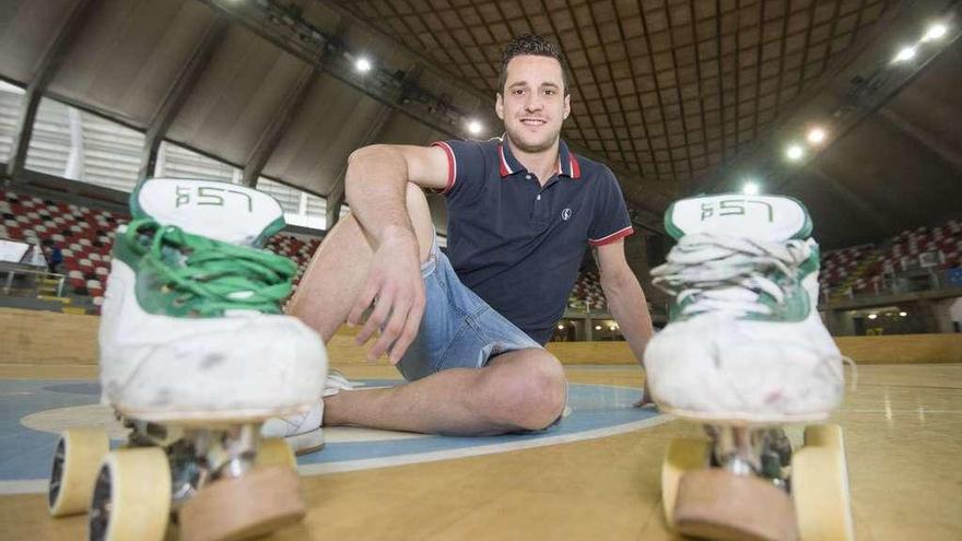 Toni Pérez, sentado en el centro de la pista del Palacio de los Deportes de Riazor, con sus patines del Liceo.