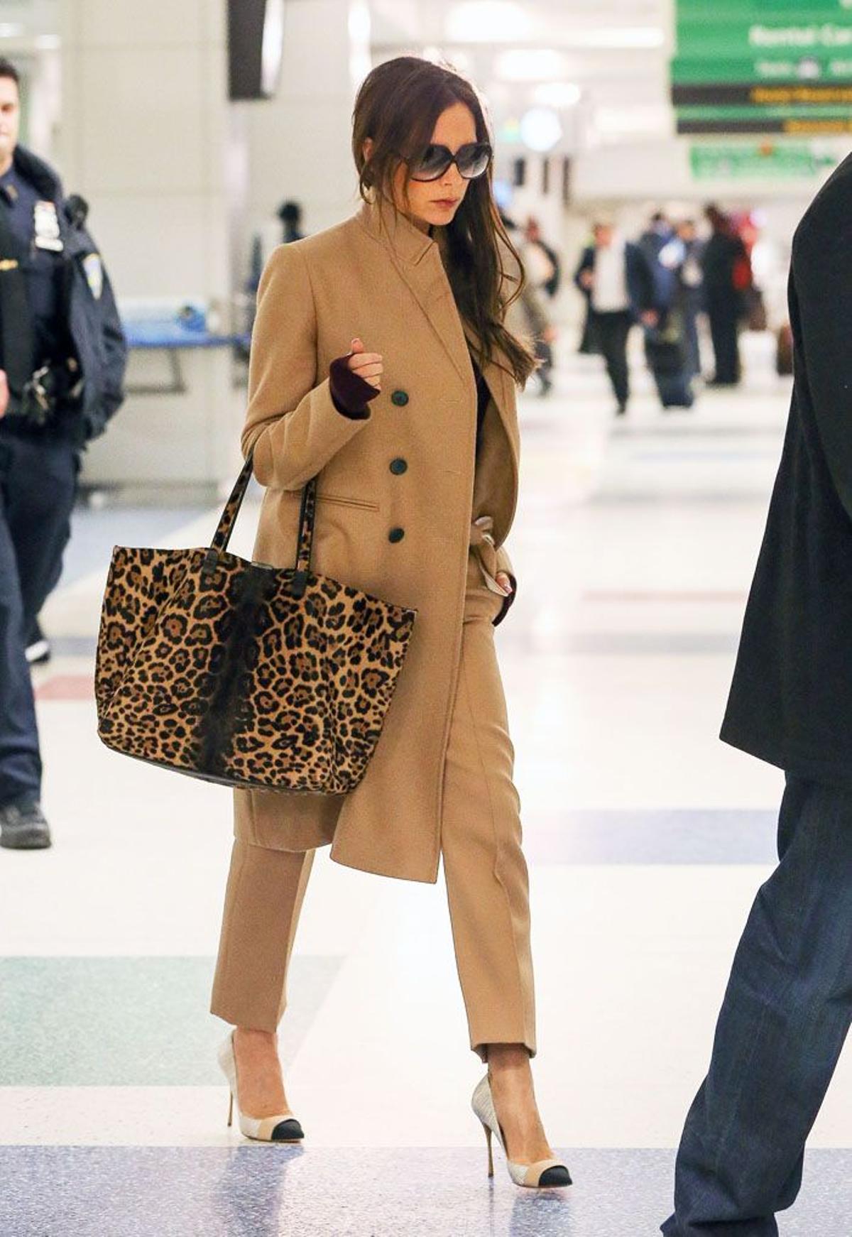 Victoria Beckham y su bolso de leopardo