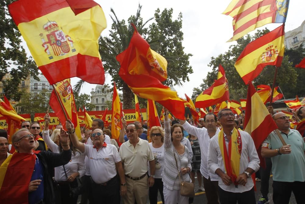 Caravana de vehículos con banderas españolas en València