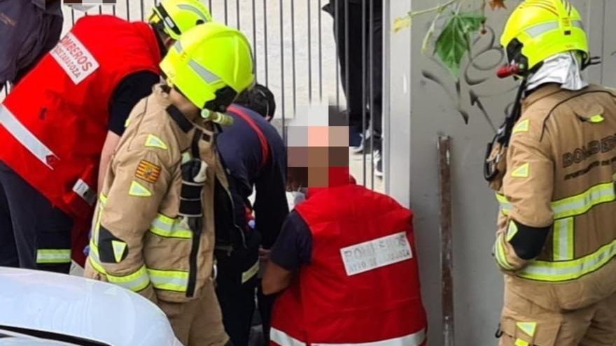 Rescatado un trabajador atrapado por una puerta corredera de un colegio en Zaragoza