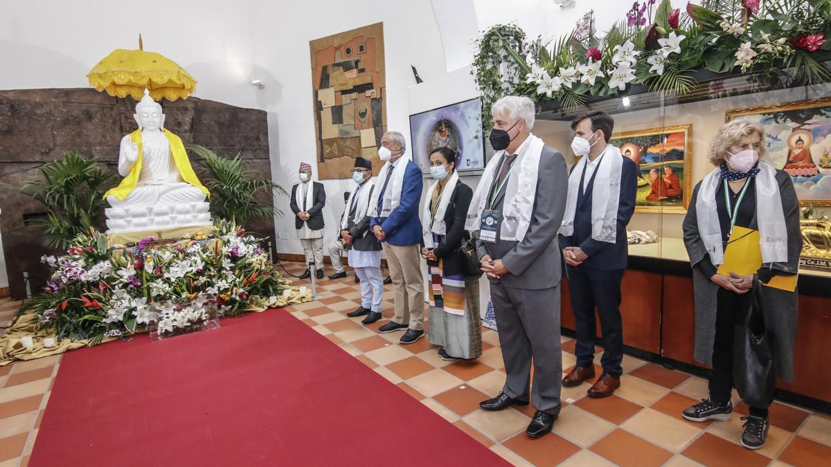 Actos de la Fundación Lumbini a los que acudió en Cáceres la exalcaldesa, Manuela Carmena.