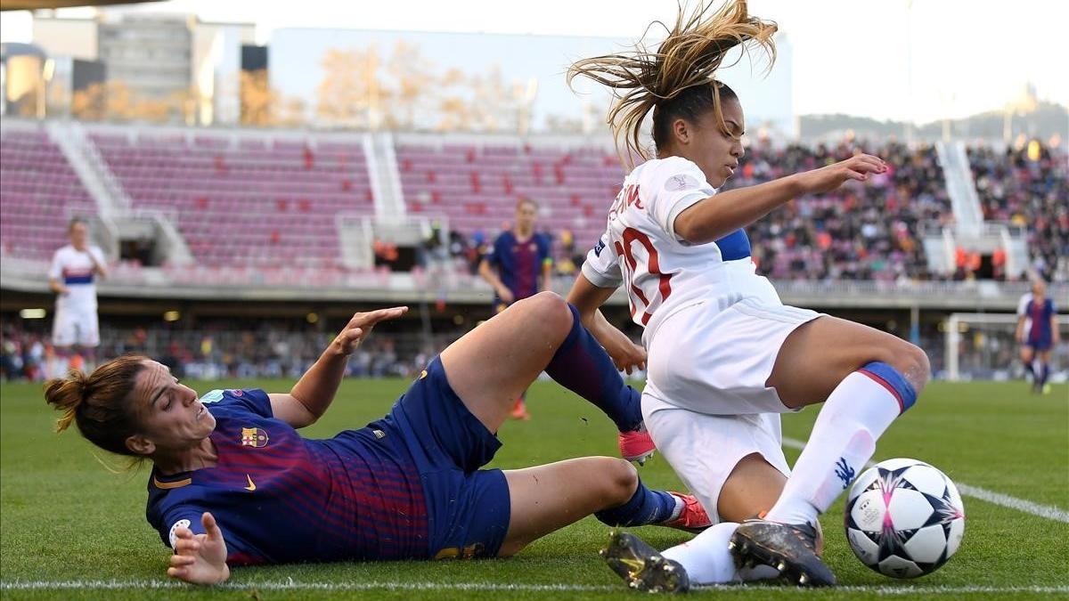 Melanie pugna con Cascarino en una acción del partido.