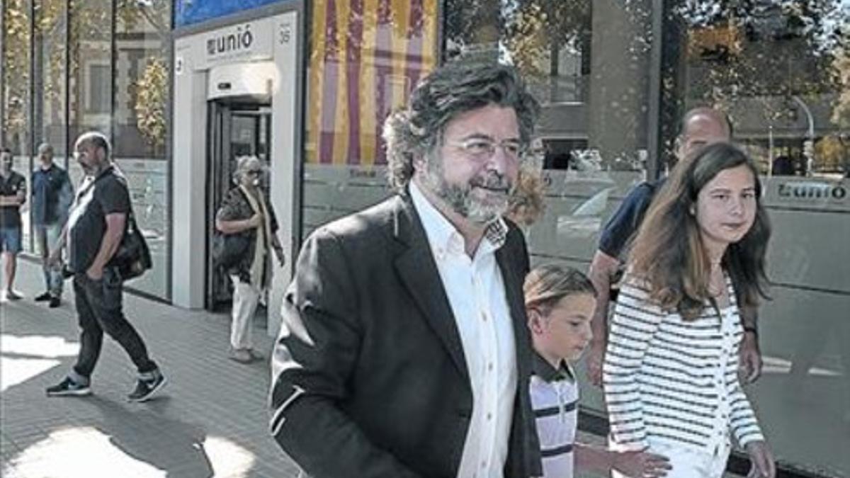 Antoni Castellà sale de la sede Unió tras votar en la consulta interna.