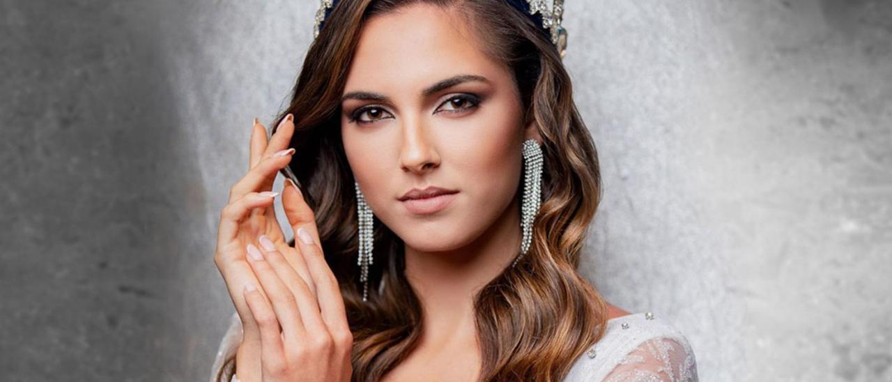 Posado de María José tras coronarse Miss Mundo Málaga.