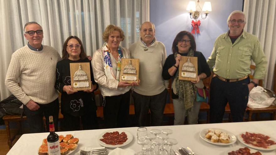 Las responsables de los establecimientos con sus placas de recuerdo. | SERVICIO ESPECIAL