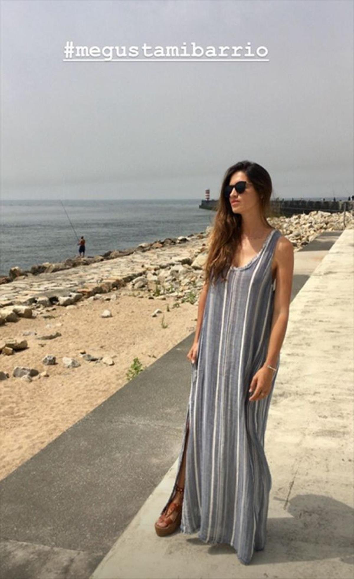 Sara Carbonero posando en la playa de Oporto con vestido largo