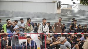 Decenas de migrantes esperan en las inmediaciones de la explanada del embolsamiento de Loma Colmenar, a 3 de septiembre de 2026, en Ceuta (España).