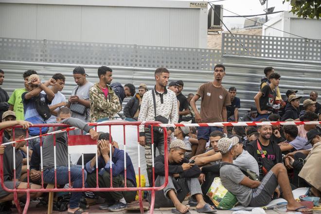 El Gobierno habilita carpas militares en Ceuta para atender a 600 migrantes, principalmente mujeres y niñas