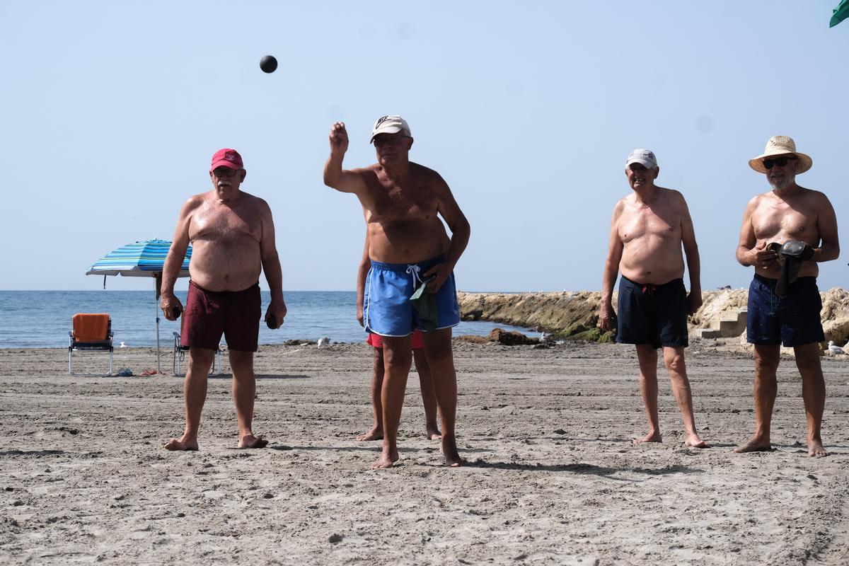 Hombres mayore jugando en la playa de Santa Pola, en una imagen de archivo.