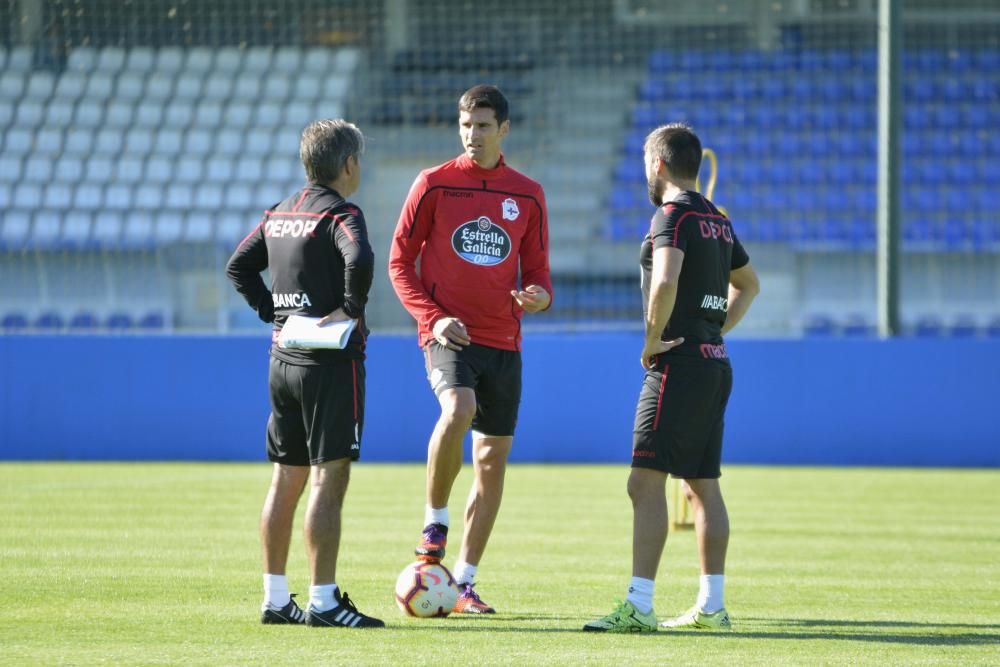 Natxo González programó una sesión con circuito físico, ejercicios tácticos y acciones a balón parado en el penúltimo entrenamiento antes de recibir al Elche en Riazor.