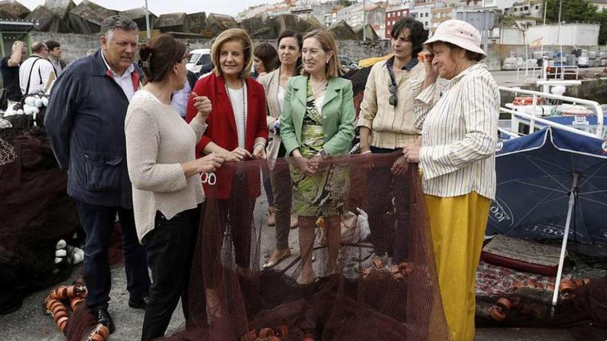 Fátima Báñez, Ana Pastor, Pilar Rojo y Telmo Martín, con varias rederas en el puerto de Portonovo. // G. S.