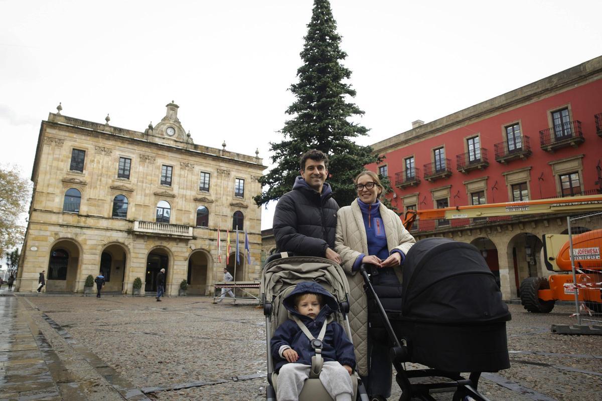 Ramón Álvarez y Ana Rodríguez, con los pequeños Gonzalo y Jaime, en la plaza Mayor.
