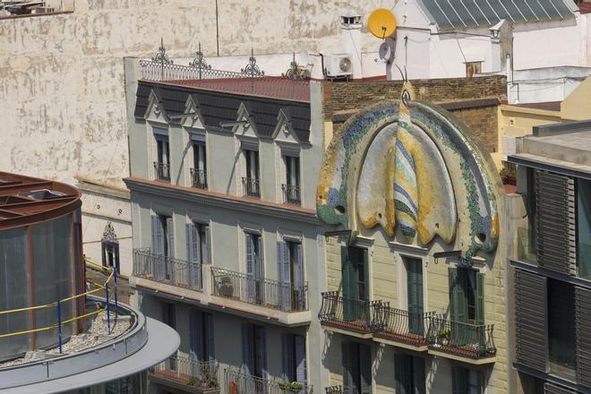 La papallona de la Casa Fajol presenta esquerdes després de mesos d’obres per convertir els pisos en habitacions de lloguer