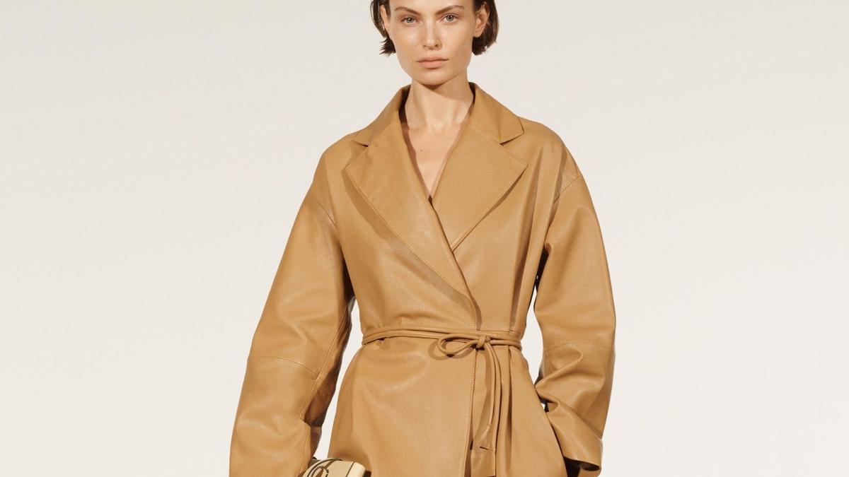 Zara, H&amp;M y Stradivarius tienen el abrigo camel que es tendencia indispensable en las mujeres de más de 40 años esta primavera