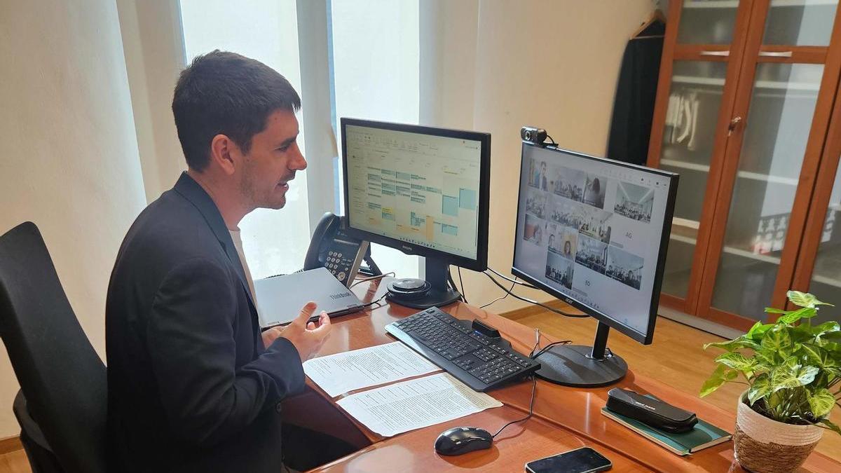 Conferència entre l'alcalde d'Olesa de Montserrat i els joves del municipi participants en el Pressupost Participatiu