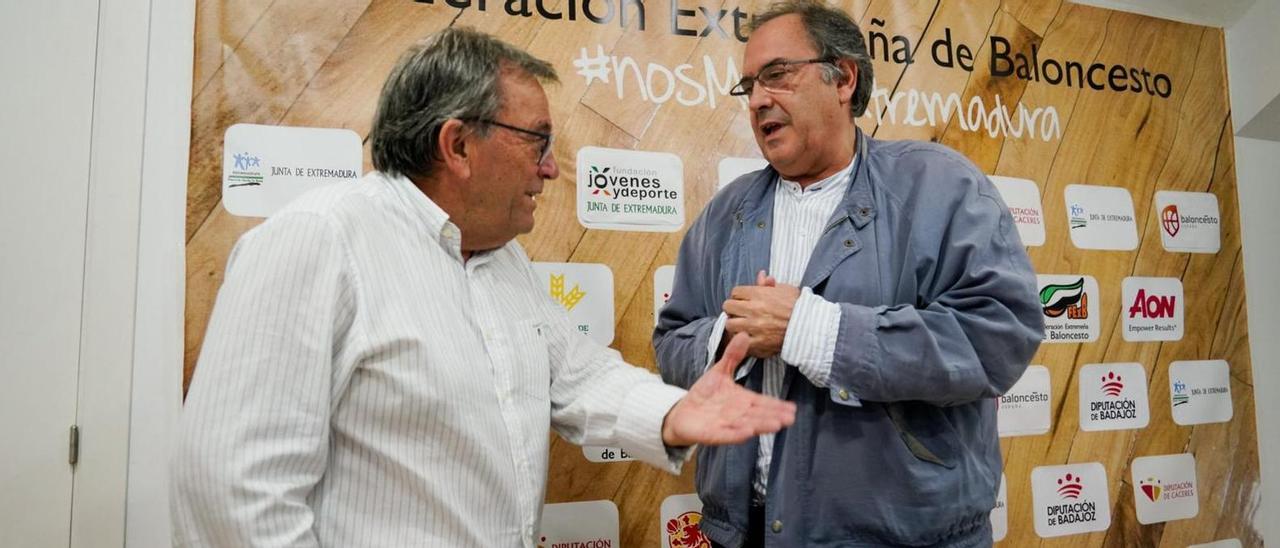 Martín Fariñas y José Manuel Sánchez dialogan antes del acto de presentación.