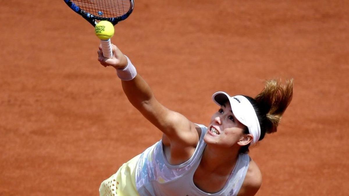 Garbiñe Muguruza, en acción ante la francesa Georges en la pista central de Roland Garros.