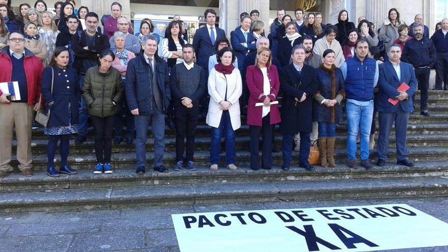 DIputados, funcionarios, ediles del concello de Pontevedra y vecinos se sumaron a la concentración ante el Pazo Provincial.