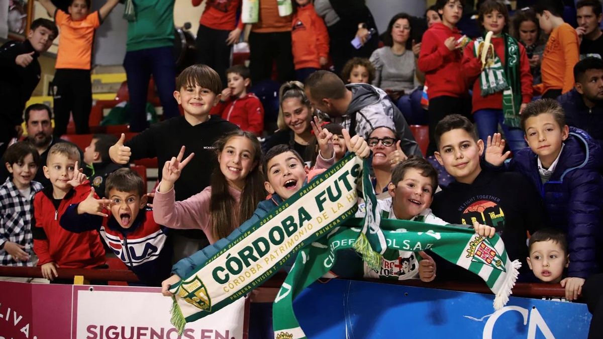 Un grupo de jóvenes aficionados animan al Córdoba Futsal.