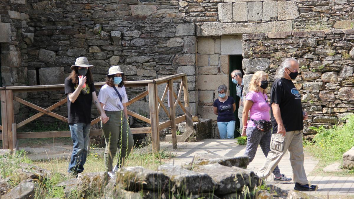 Un grupo de turistas en el exterior del monasterio silledense. // Bernabé/Ana Agra