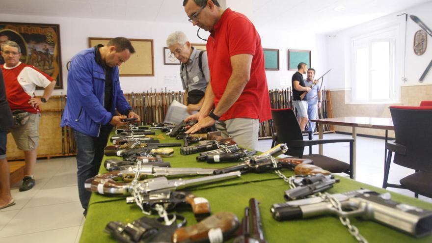 Els revòlvers i les pistoles exposats durant una de les subhastes de la Guàrdia Civil a Girona.