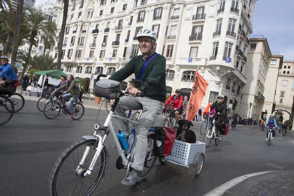 200 ciclistas exigen frente al Ayuntamiento una vía verde en La Cantera.