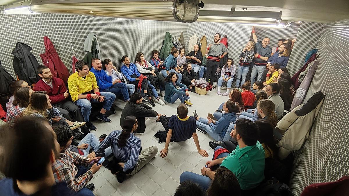Los 'castellers' de Sarrià, en los vestuarios de la escuela Frederic Mistral, el pasado viernes, esperando que dejara de llover