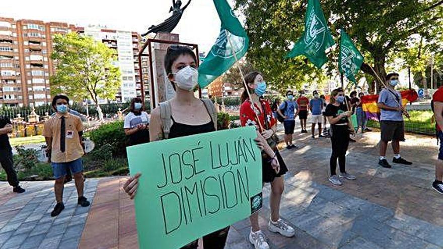 Gritan contra la subida de las matrículas