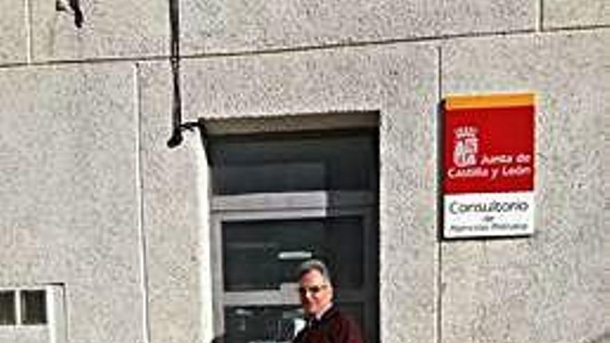 El alcalde de Pereruela, ayer a la puerta del consultorio cerrado.