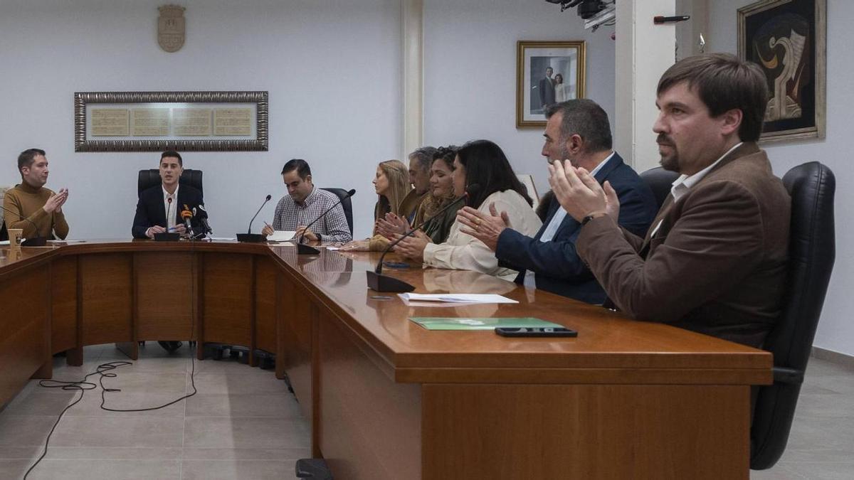 Carlos Martínez, primero por la derecha, en un pleno de Montserrat, en una imagen de archivo.