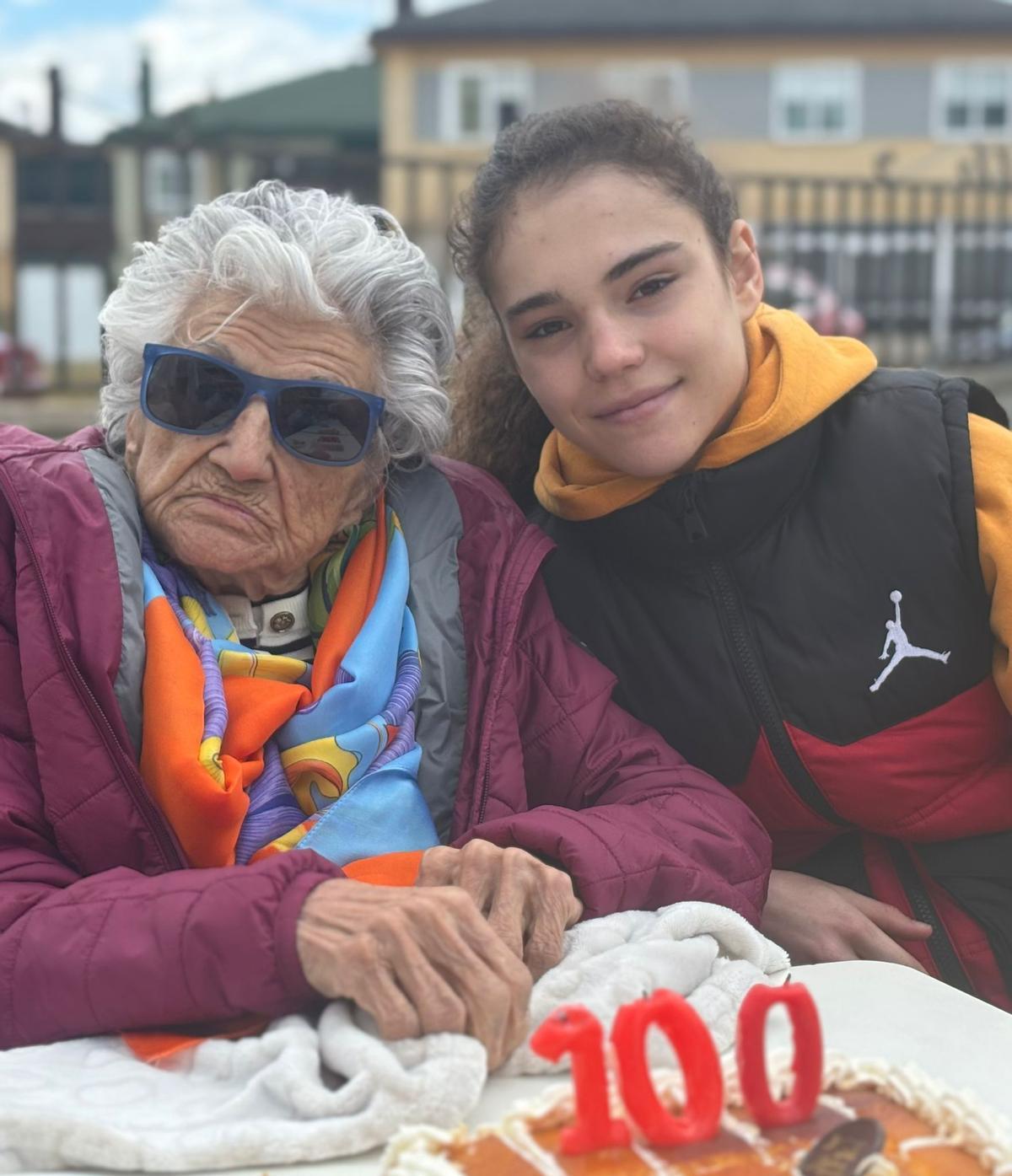 La yudoca y campeona de España, Irene Bahamonde, junto a su bisabuena Isabel Salazar Aribayos en la celebración de su centenario.