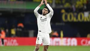 VILLARREAL (CASTELLÓN), 15/03/2025.- El centrocampista inglés del Real Madrid, Jude Bellingham, celebra la victoria de su equipo a la finalización del encuentro correspondiente a la jornada 28 de Laliga Ea Sports que han disputado hoy sábado Villarreal y Real Madrid en el Estadio de La Cerámica, en Villarreal. EFE/ANDREU ESTEBAN