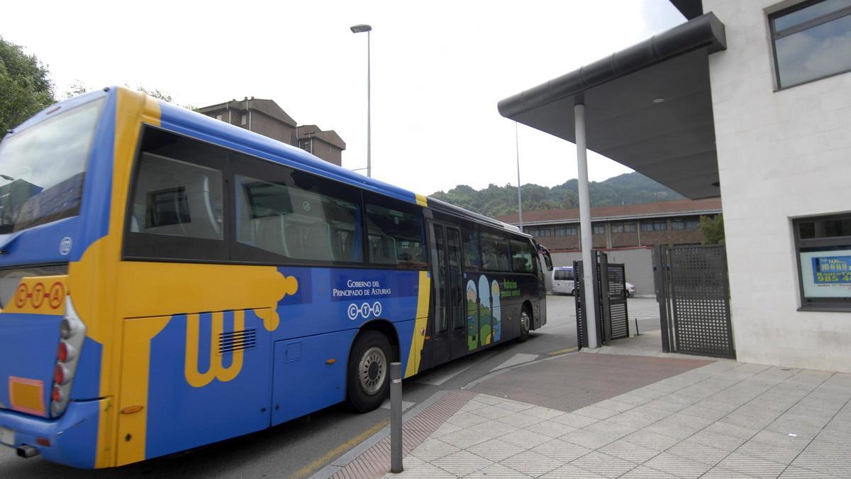 Un autobús entrando en la estación de Mieres.