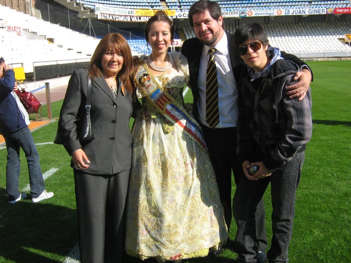 Daniela junto a sus padres y su hermano en Mestalla en 2010