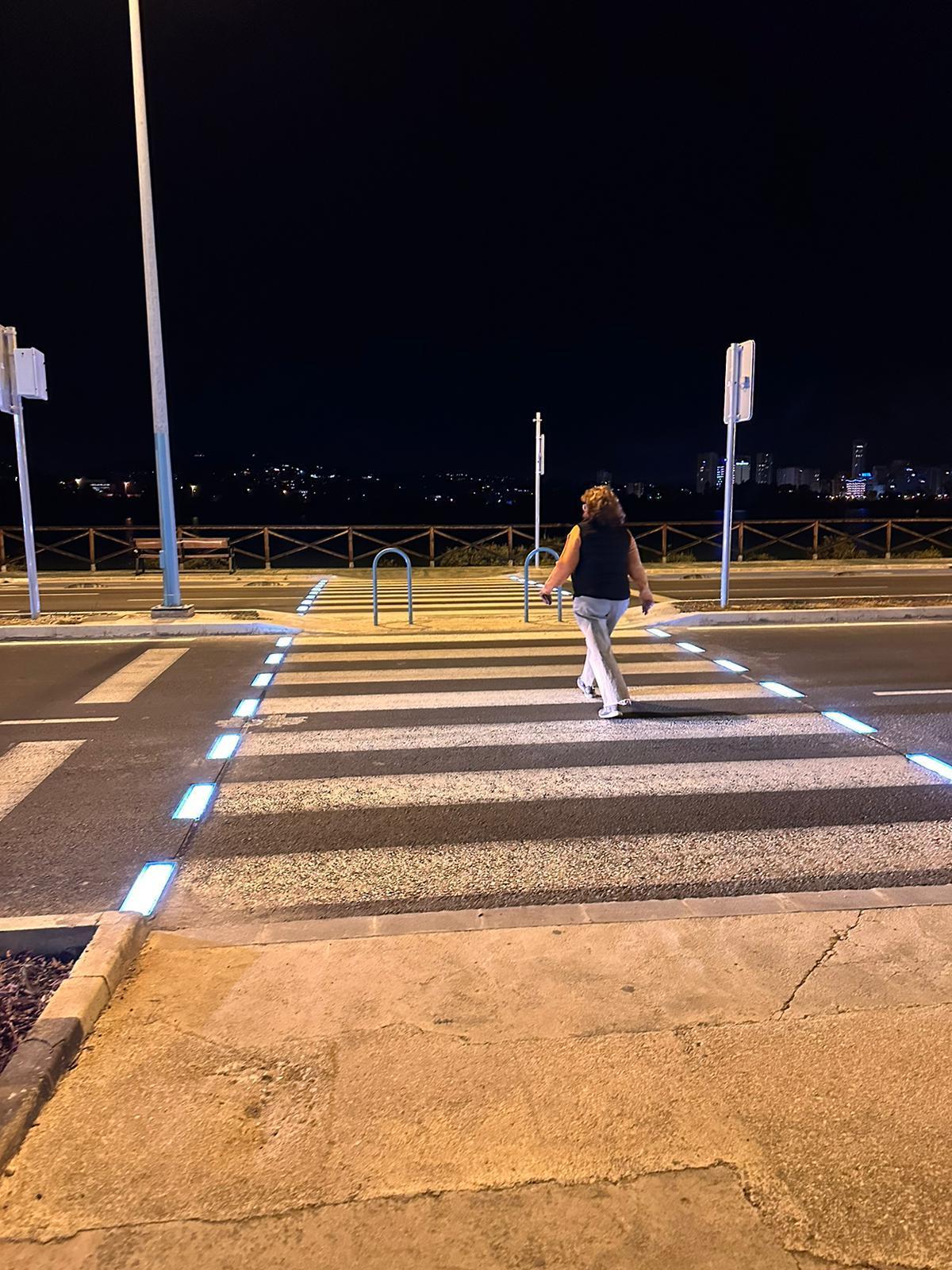 Uno de los pasos de peatones con luces que avisan a los conductores