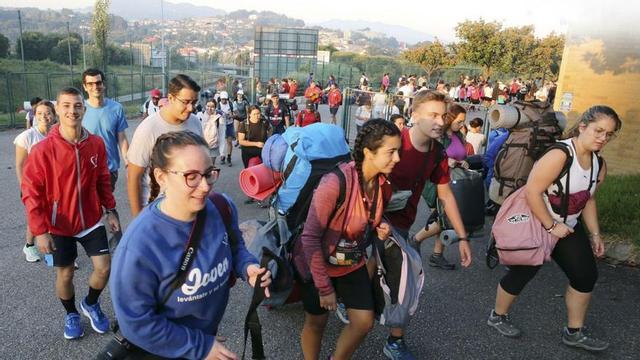 Algunos de los jóvenes, 
de camino al autobús para
ir a Poio.   | // FOTOS: MARTA G. BREA