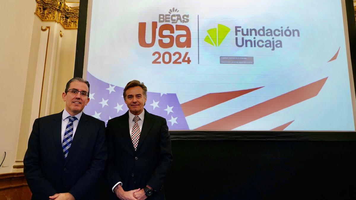 El director general de la Fundación Bancaria Unicaja, Sergio Corral (Izda.), y el responsable de Educación de la Fundación, Gerardo Lerones,  presentaron  las Becas USA 2024