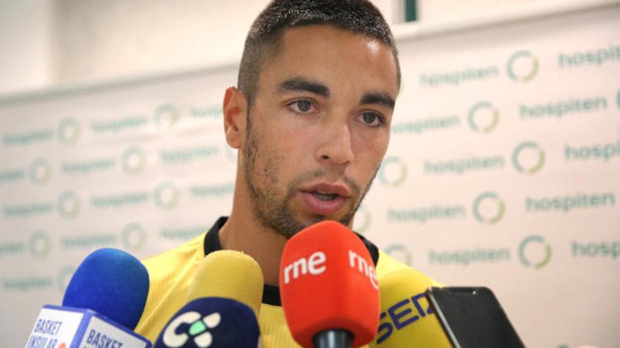 El jugador tinerfeño Alex López atiende a la prensa antes del reconocimiento médico previo al inicio de la pretemporada del Iberostar Tenerife 2019-2020.