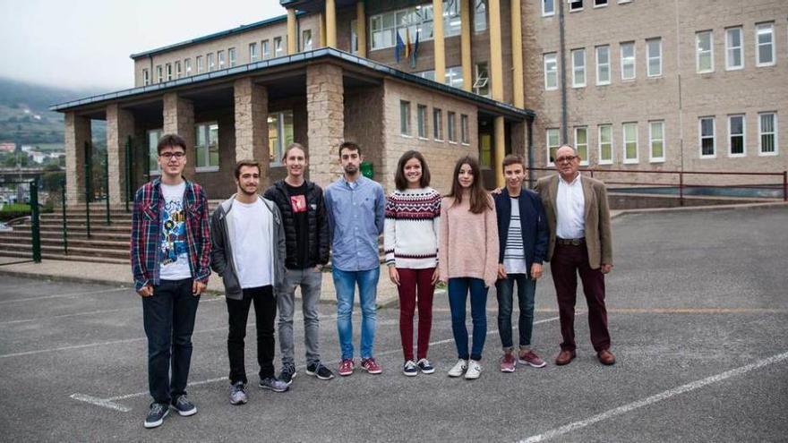 Por la izquierda, Guillermo Mera, Pablo Ruiz, Lorcan Quain, Pedro Palacio, Raquel Arrontes, Claudia Fernández y Juan Valentín Fernández, alumnos del IES de Pando, junto a Luciano Rodríguez, director del centro, en el patio del instituto.