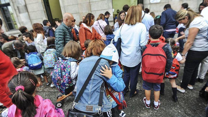 Padres e hijos, en una vuelta al 'cole' en A Coruña.