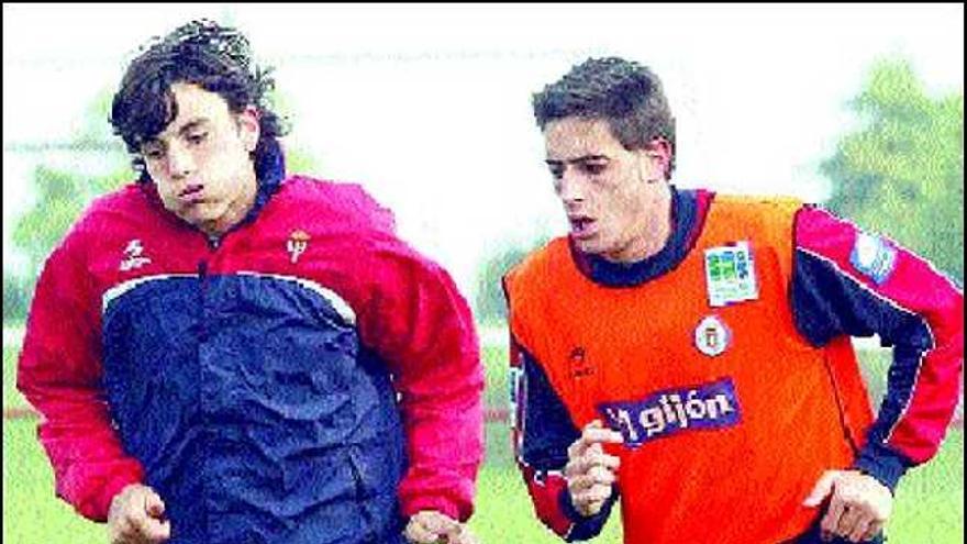 Míchel, a la izquierda, conduce el balón durante el entrenamiento en Mareo, acompañado por Marcos Landeira.