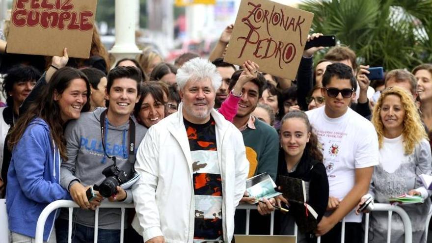 San Sebastián canta un sentido &#039;Cumpleaños feliz&#039; a Almodóvar